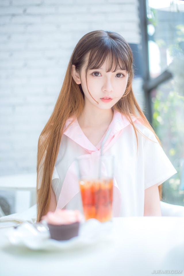 船队开始后退，但也仅限于这陈到四周围的十几条船，更远些的地方，荆州的水军已经跟江东水军混成了一片，根本没有办法脱离战斗，而陈到如今，也已经没有余力再出手相救，手中的弓弦没有一刻停止过颤动，至少有三十名江东将士被他以弓箭射杀，但这样高强度的拉弓，哪怕是陈到，双臂此刻也已经开始发酸，但他不能停，一旦停下来，那些江东水师就会如同恶虎一般扑上来，将他们吞的连渣都不剩。